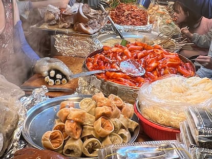 Comida coreana en un puesto de Seúl.