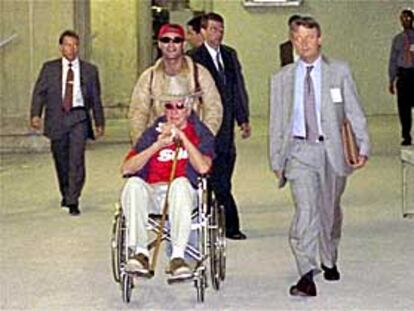 Ronald Biggs llega en silla de ruedas al aeropuerto internacional de Río de Janeiro, antes de partir hacia Inglaterra.