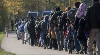 La policía escolta a un grupo de refugiados a un centro de acogida cerca de Wegscheid (Alemania).