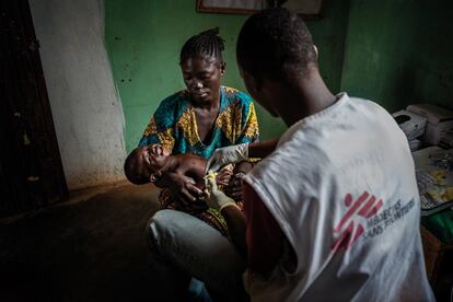 En Bouca, los equipos de MSF tuvieron que ser evacuados después de recibir serias amenazas por parte de los grupos armados que controlaban la zona. Fueron testigos de ataques contra la población, ejecuciones sumarias, asesinatos, agresiones a machetazos e incendios de barrios enteros. Miles de personas se escondieron y buscaron refugio en los bosques y campos aledaños a sus pueblos. No se atrevían a regresar, por miedo a las venganzas y la represión. La situación se complicó con la llegada de la estación de lluvias y la proliferación de mosquitos. Cuando MSF volvió a los centros de salud y los desplazados regresaron, se comprobó que gran parte de los niños y adultos habían enfermado de malaria.