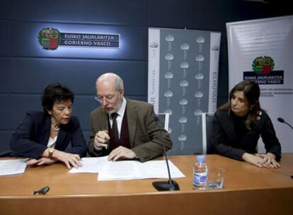 La consejera firma el convenio junto al presidente y la directora de la Fundación Elhuyar, ayer en Vitoria.