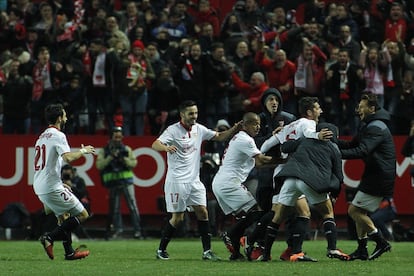 Los jugadores del Sevilla FC, celebran el segundo gol ante el Real Madrid, obra de Jovetic.