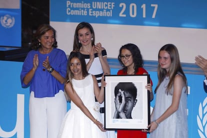 La reina Letizia entrega a las creadoras de Pulseras Candela, Daniela, Mariona y Candela, el Premio Moviliza.