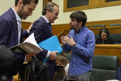 Lander Martínez (derecha), de Elkarrekin Podemos, conversa en el Parlamento con el presidente del PP vasco, Alfonso Alonso.
