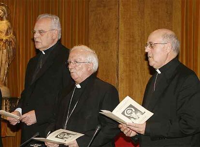 El obispo Ricardo Blázquez (a la derecha), con los cardenales Antonio Cañizares (centro) y Carlos Amigo.