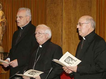 El obispo Ricardo Blázquez (a la derecha), con los cardenales Antonio Cañizares (centro) y Carlos Amigo.