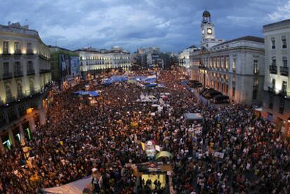 La Puerta del Sol de Madrid, abarrotada de personas ayer por la tarde, en vísperas de las elecciones municipales y autonómicas convocadas para hoy.