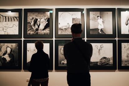 Imagen de la exposición 'El mundo según Roger Ballen', en la sala expositiva de Unicaja, Palencia. 