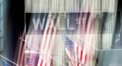Vista de una señal de Wall Street en la Bolsa de Nueva York.