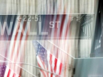 Vista de una se&ntilde;al de Wall Street en la Bolsa de Nueva York.