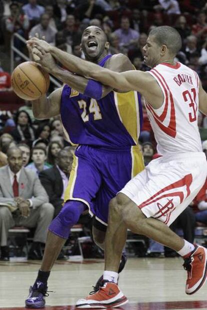 Battier comete falta sobre Bryant en el duelo entre Lakers y Houston.