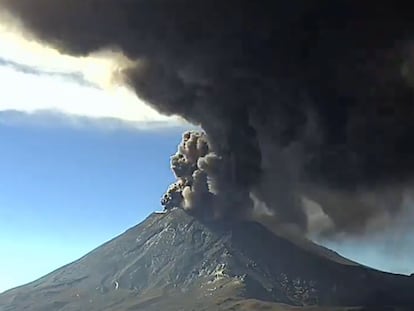 El Popocatépetl expulsa cenizas, este martes.