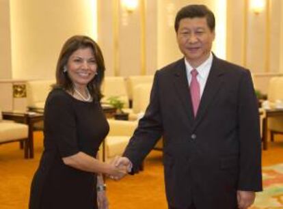 El vicepresidente chino, Xi Jiping (dcha), estrecha la mano de la presidenta costarricense, Laura Chinchilla (izda), durante su reunión en el Gran Palacio del Pueblo en Pekín (China) hoy, viernes 17 de agosto de 2012.