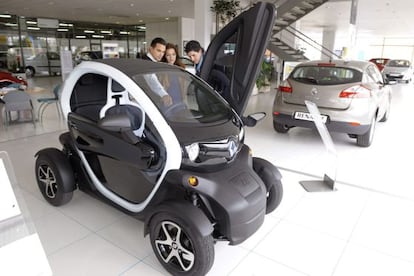 Varias personas se interesan por el Twizy.