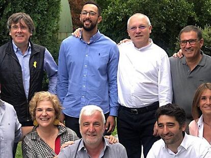 Foto de grup de la paella que va celebrar Puigdemont aquest cap de setmana.