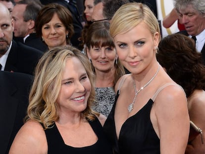 Charlize Theron con su madre Gerda Maritz durante la ceremonia de los Oscars en 2014.