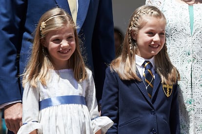 Mientras Leonor y Sofía han sido menores de edad, sus apariciones públicas han sido escasas, ya que sus padres siempre prefirieron educarlas lejos del foco público y como dos niñas más. Era la Casa Real quien decidía cómo y cuándo se les podía ver en público, tanto en los posados familiares, como en reuniones y celebraciones importantes. La información que llegaba de ellas era poca y su crecimiento tan solo se podía ver en cada una de las nuevas apariciones.
Una de estas ocasiones especiales y oficiales, donde se pudo ver a las dos hermanas juntas, fue en la primera comunión de Leonor, celebrada el 20 de mayo de 2015 en su colegio. Esta ceremonia fue sencilla, alejada de cualquier oficialidad y donde la heredera al trono siguió un protocolo de colegiala y no de alteza. Sofía, con un vestido blanco, acompañó a su hermana para la ocasión, así como también lo hicieron sus padres, sus abuelos maternos y paternos y su bisabuela, Menchu del Valle. Esta fue la primera vez en la que se dejaron ver en público don Felipe y don Juan Carlos desde que se produjo el relevo en la corona.