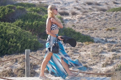 A Paris Hilton le gusta mucho la fiesta de Ibiza. Y la de Marbella. Estos días la hemos visto descansar en las playas ibicencas y moviendo el esqueleto en las discotecas de Marbella rodeada de lo mejorcito de la jet set.