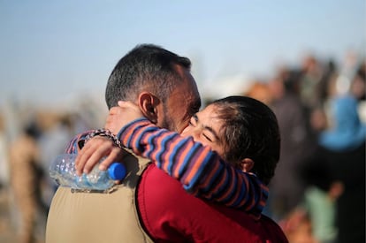 Un padre iraquí desplazado que huyó del bastión del Estado Islámico de Mosul es abrazado por su hija tras reunirse en el campo de refigiados de Khazer (Irak).