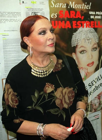 La octogenaria vedette Sara Montiel emprende este mes su enésima gira nacional e internacional, con un nuevo espectáculo en el que canta -y baila- los grandes éxitos de su dilatada carrera. Así, la cantante y actriz demuestra que sigue incansable a sus 80 años, un factor que no le preocupa. "¿Por qué me va a saber mal mi edad? No aparento 80", ha dicho recientemente.