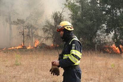 Un bombero, junto a las llamas en la localidad portuguesa de Cassuraes, este miércoles. 
