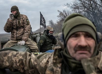 Militares ucranios montados en un cañón autopropulsado 2S7 Pion, este miércoles en una zona del frente de Jersón.