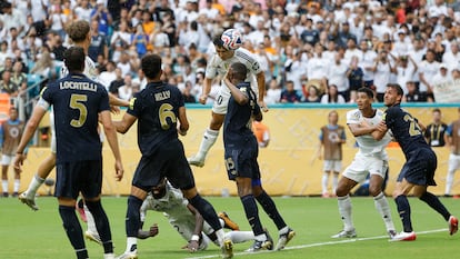 Gonzalo García se eleva por encima de Kalulu para rematar con la cabeza y marcar el tanto el Madrid ante la Juventus.