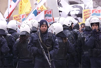 La policía antidisturbios turca se prepara para cargar contra una marcha de opositores a la guerra en Ankara.