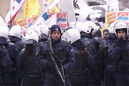 La policía antidisturbios turca se prepara para cargar contra una marcha de opositores a la guerra en Ankara.