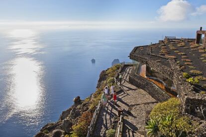 El mirador de La Peña, en Guarazoca, al norte de <a href="https://elviajero.elpais.com/elviajero/2017/08/01/actualidad/1501611125_539988.html" target="">la isla canaria de El Hierro</a>, es otro espacio orgánico de César Manrique, con un restaurante en su interior. De puertas hacia afuera permite al visitante comprobar “las consecuencias del gigantesco deslizamiento de tierras que hace milenios creó el valle de El Golfo”, explican desde Turismo de Canarias. Los riscos de esta enorme mella de 15 kilómetros de ancho por uno y medio de alto están cubiertos de una densa vegetación autóctona y, a sus pies, una llanura volcánica de viñedos y frutales que termina en el Atlántico. A lo lejos, los roques de Salmor, santuario de lagartos gigantes endémicos.