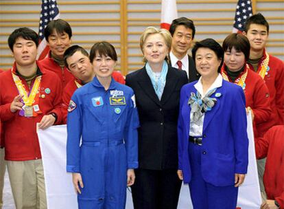 Hillary Clinton posa junto a Naoko Yamazaki y Chiaki Mukai, primeras mujeres astronautas japonesas, y varios atletas paralímpicos japoneses.