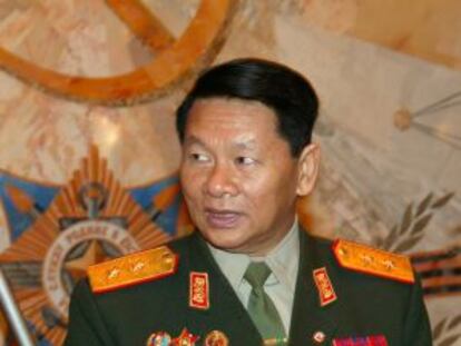 O ministro de Defesa de Laos, Douangchay Phichit, em uma foto de 2004.