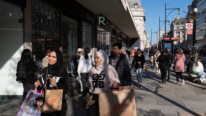 Transeúntes en Oxford Street, en la ciudad de Londres, en mayo de 2022.