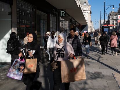 Transeúntes en Oxford Street, en la ciudad de Londres, en mayo de 2022.