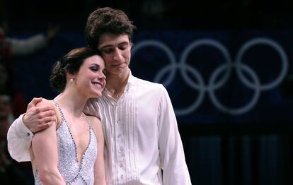 Tessa Virtue y Scott Moir, medallistas de oro canadienses, en el podio durante la ceremonia de entrega de medallas de la modalidad libre de danza sobre hielo, en Vancouver 2010.