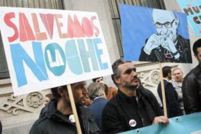 Empresarios de ocio nocturno de Madrid y Cataluña, durante la concentración que han llevado a cabo ante la sede del Ministerio de Hacienda para protestar que se les aplique un tipo de IVA del 21 por ciento.