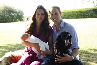 Após o nascimento de George, uma das primeiras fotos que seus pais compartilharam foi a do casal com o filho e o cachorro Lupo. Nesse caso, eles não recorreram a fotógrafos profissionais, mas foi Michael Middleton, o pai de Kate, que o levou para a casa da família em Bucklebury, Berkshire.