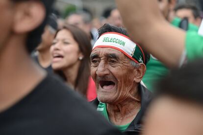 Un aficionado mexicano durante el partido en el Zócalo de la capital mexicana.