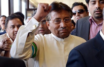 El expresidente Musharraf a su llegada a Pakist&aacute;n este domingo.