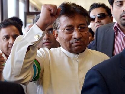 El expresidente Musharraf a su llegada a Pakist&aacute;n este domingo.