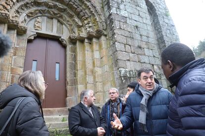 El consejero gallego de Cultura, segundo por la derecha, habla con el párroco en presencia de miembros del Ayuntamiento y del investigador Prado-Vilar, el pasado día 18 ante la fachada de la iglesia del Monasterio de Carboeiro.