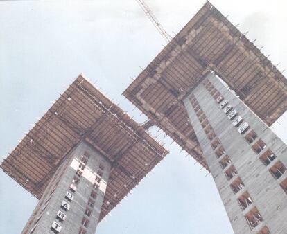 Torres Col&oacute;n durante su construcci&oacute;n en los a&ntilde;os setenta. 