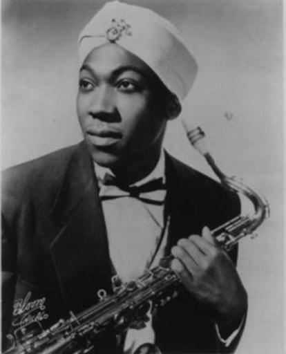 El saxofonista 'honker' Lynn Hope, con su atuendo distintivo: un turbante.