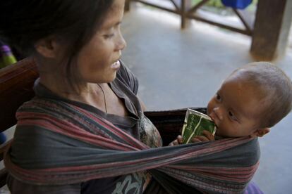 Un bebé toma comida terapéutica en el centro de salud de Tahuak, en Laos, donde Unicef inició en 2012 una campaña de nutrición.