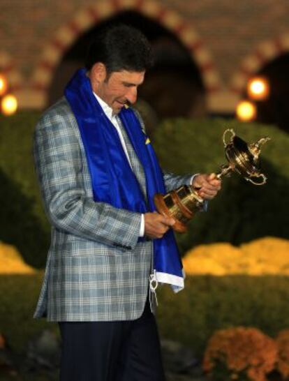 Olazábal comprueba las inscripciones de la Ryder Cup.