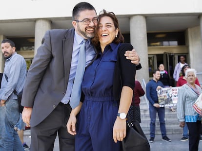 Los entonces concejales madrileños de Ahora Madrid Carlos Sánchez Mato y Celia Mayer, a la puerta de los juzgados de plaza de Castilla tras declarar ante el juez, en septiembre de 2017.