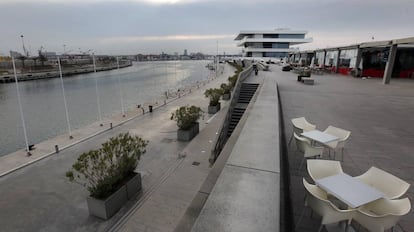 Vista de la dársena del puerto de Valencia.