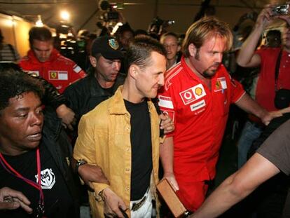 El piloto alemán Michael Schumacher abandonando el circuito brasileño de Interlagos.