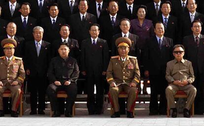 Imagen de portada del diario norcoreano 'Rodong Sinmun', que identifica a Kim Jong-un como el segundo por la izquierda sentado. Su padre está sentado el primero a la derecha.