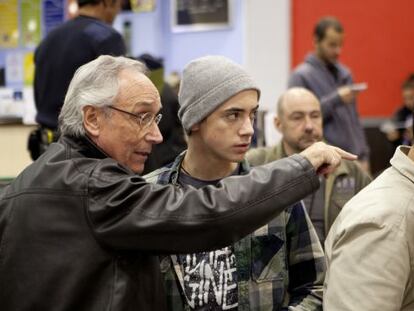 Jordi Cadena, en el rodaje, junto al adolescente Igor Szpakowski.